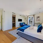 Modern 3-bedroom Lakeview In