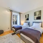 Modern 3-bedroom Lakeview In * モントルー