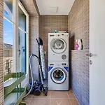Modern 3-bedroom Lakeview In *