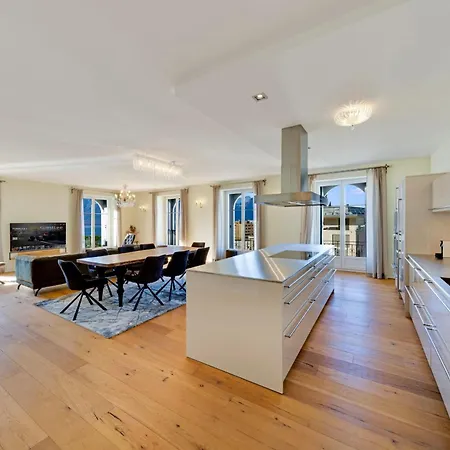 Apartment Modern 3-bedroom Lakeview In By Guestlee