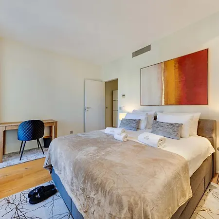 Modern 3-bedroom Lakeview In Apartment *