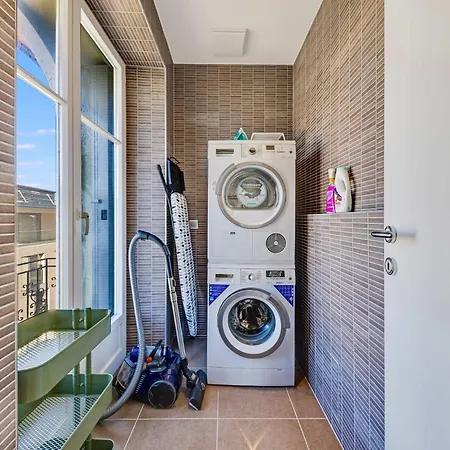 Modern 3-bedroom Lakeview In *
