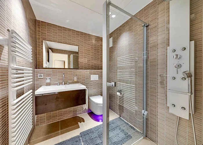 Apartment Modern 3-bedroom Lakeview In *