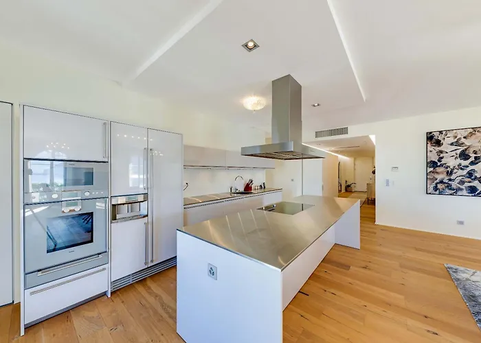 Modern 3-bedroom Lakeview In Apartment *