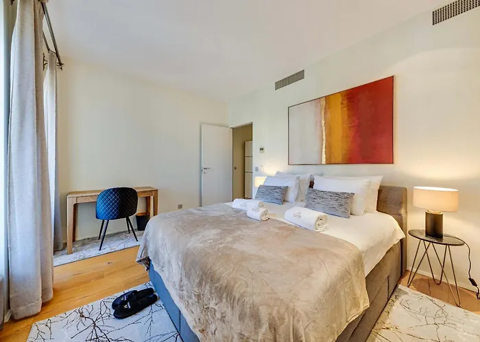 Modern 3-bedroom Lakeview In 公寓 *