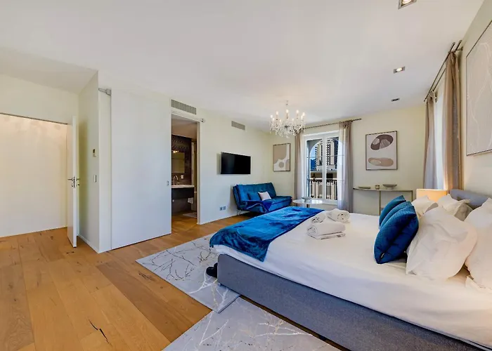 Modern 3-bedroom Lakeview In