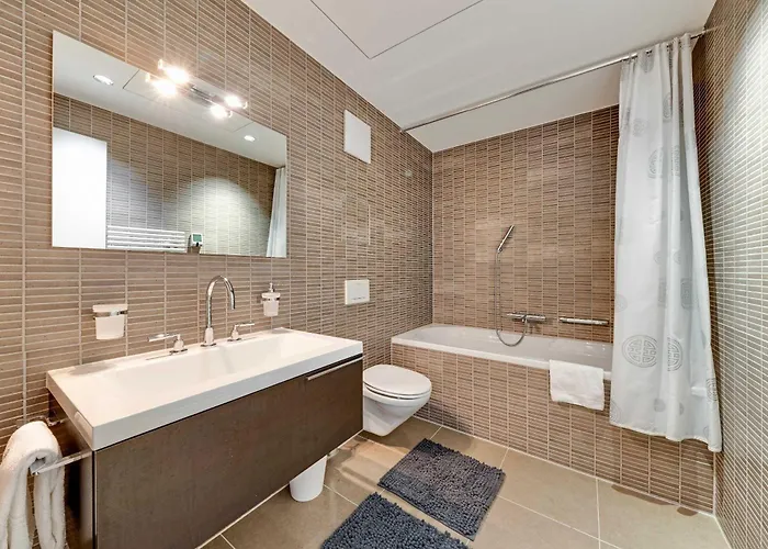 Modern 3-bedroom Lakeview In Apartment *