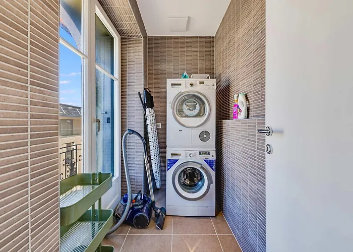 Modern 3-bedroom Lakeview In *