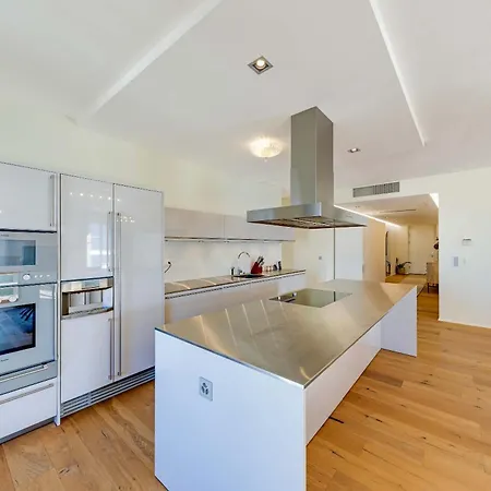 Modern 3-bedroom Lakeview In By Guestlee Apartament *